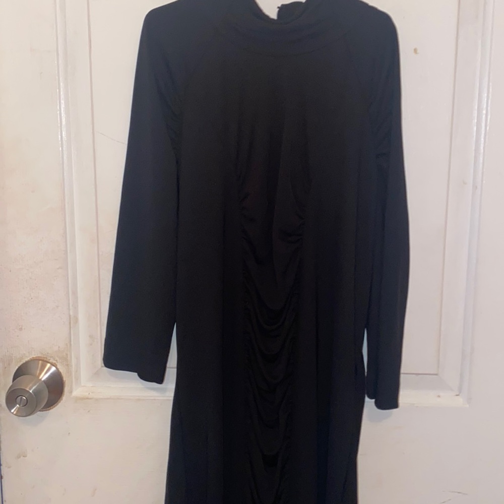 Elegant black dress with ruching. 3/4 sleeves.